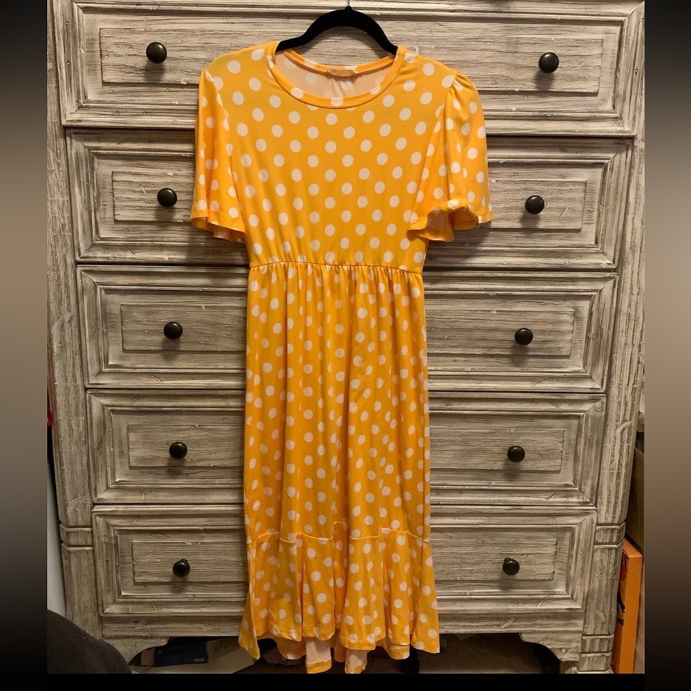 A beautiful white and yellow dress